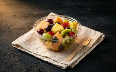 Bakje vers gesneden fruitsalade
