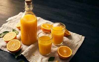 Fles verse jus d'orange met twee glazen