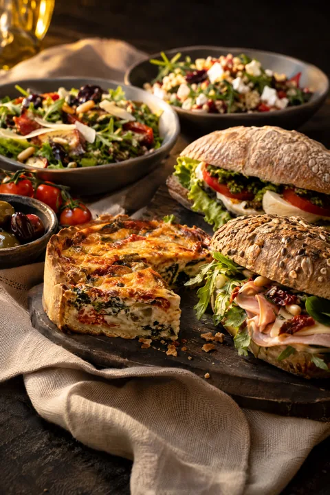 Uitgebreide lunch met warme quiche, verse maaltijdsalades en luxe broodjes voor een lunch die meer is dan een broodje.