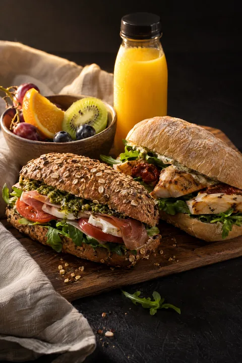Belegde broodjes, vers fruit en een drinken, voor wie een stevigere lunch onderweg wil.